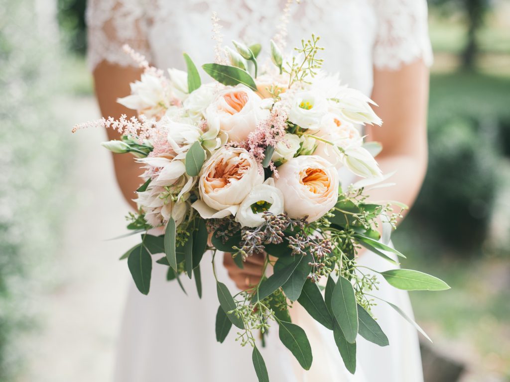 Wedding,Bouquet,In,Bride's,Hands,,David,Austin